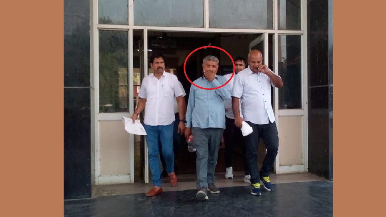 Pole broken due to vehicle collision in Sonipat, JE arrested while taking bribe of name of settling matter