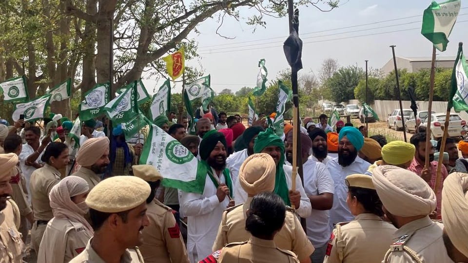 Farmers Protest against BJP candidate Rana Gurmeet Sodhi in Abohar