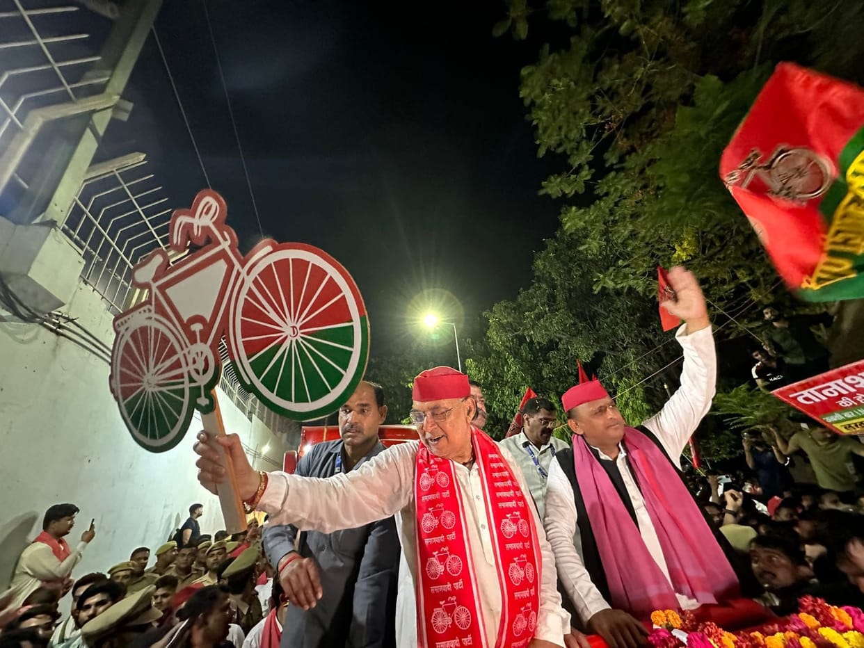 Lucknow: Akhilesh Yadav did a road show, supporters of SP and Congress gathered on the streets