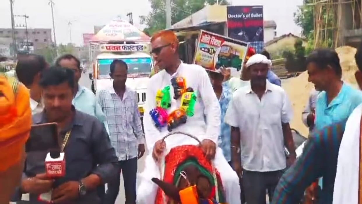 Bihar Lok Sabha Election 2024 Gopalganj LS Seat Independent Candidate Satendra Baitha Campaign On A Donkey