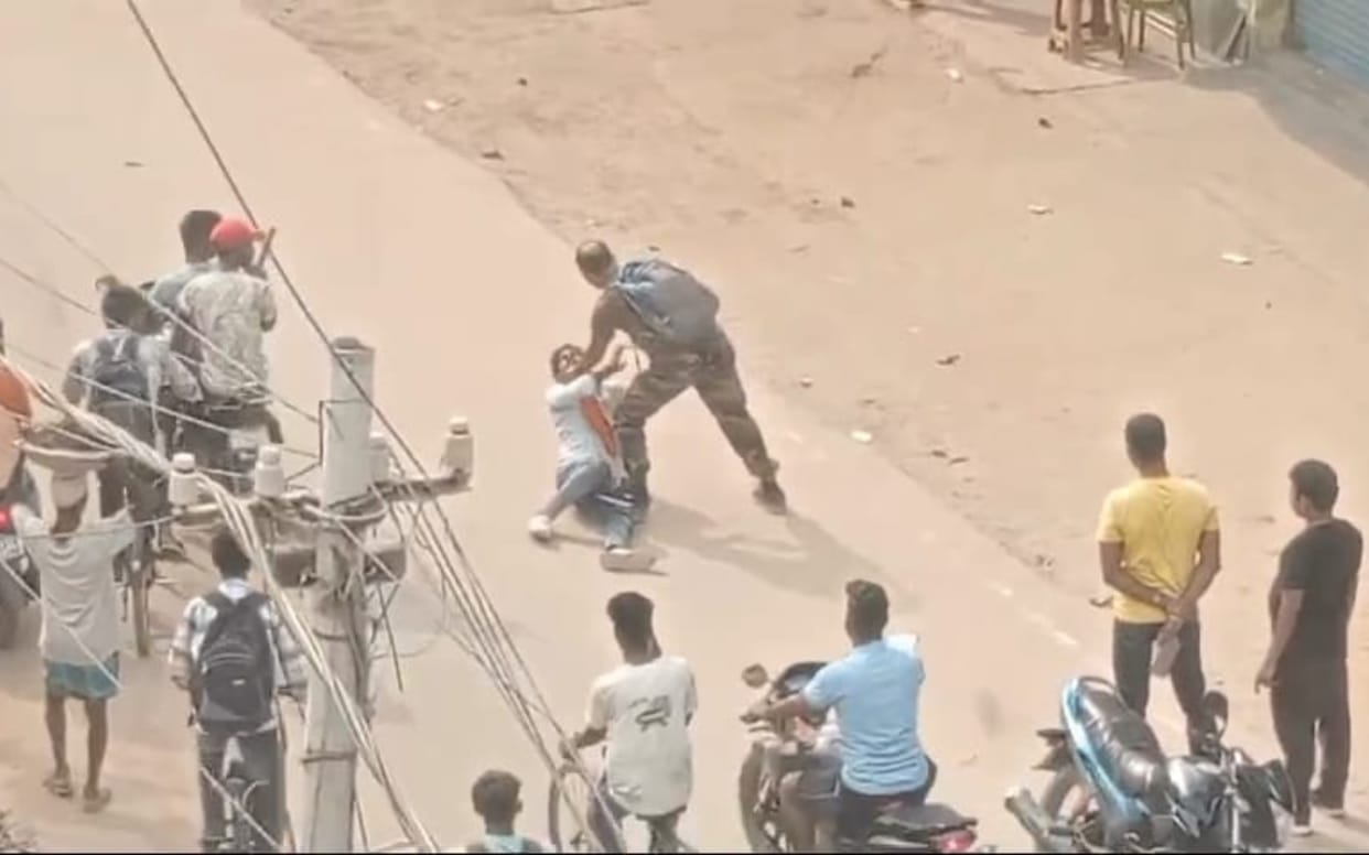 Bihar News: bihar Police beaten young man on the road in Nalanda, video viral