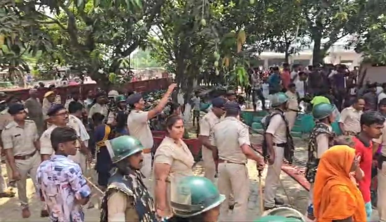 Bihar News: love affair jija sali suicide in araria bihar police aerial firing, people set fire police station