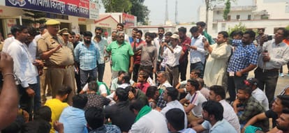 युवकों ने थाना घेरा।