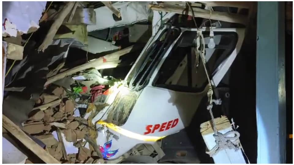 हादसे के बाद घुसा डंफर।