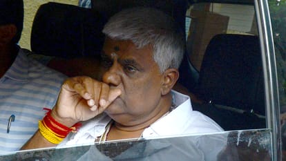 Prajwal Revanna: प्रज्ज्वल के पिता एचडी रेवन्ना को फिर मिली राहत, अदालत ने 20 मई तक बढ़ाई अग्रिम जमानत Court extends interim anticipatory bail granted to JD(S) MLA Revanna till May 20