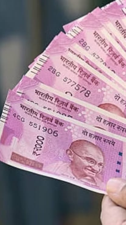 Shivendra Gaur of Gorakhpur sold his house after not being able to pay money due to usury, now complains to CM