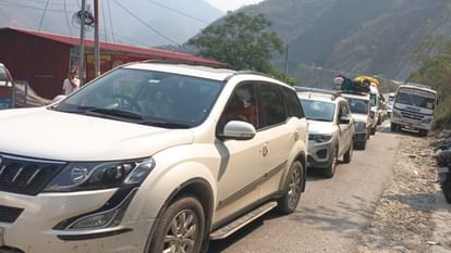 Chardham Yatra: गंगोत्री धाम में पुलिस के वनवे-गेटवे सिस्टम का भारी विरोध, व्यापारियों ने बंद की दुकानें Gangotri Dham Outrage against Main stop Gangnani one-way-gateway system Chardham Yatra 2024