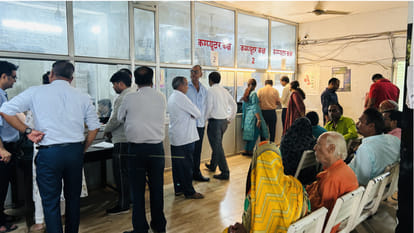 रजिस्ट्री ऑफिस में रजिस्ट्री कराते लोग