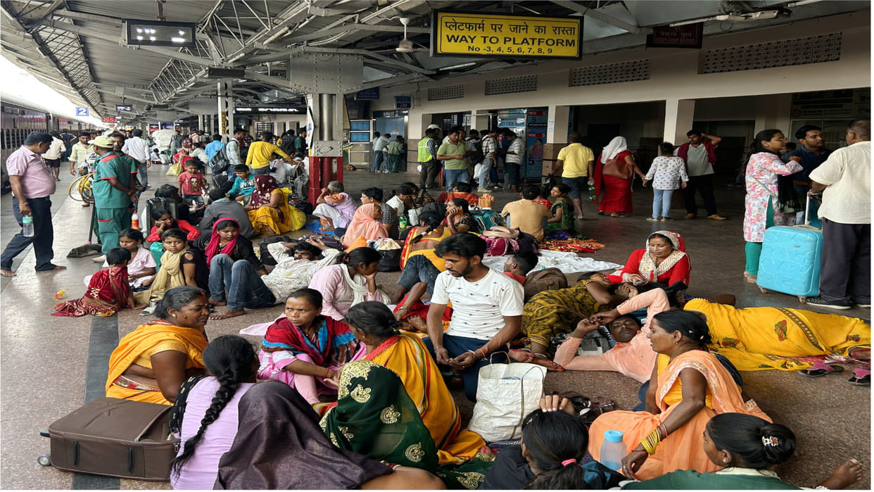 At Gorakhpur, Kamakhya Express reached 8.30 hours late and 12 hours late