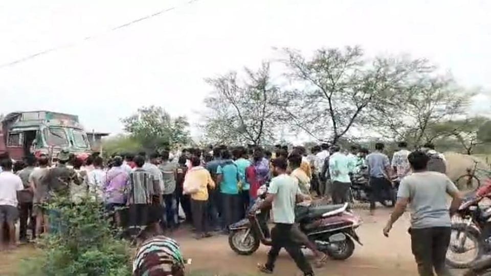 Two children died in a road accident angry people blocked the road in Rajnandgaon