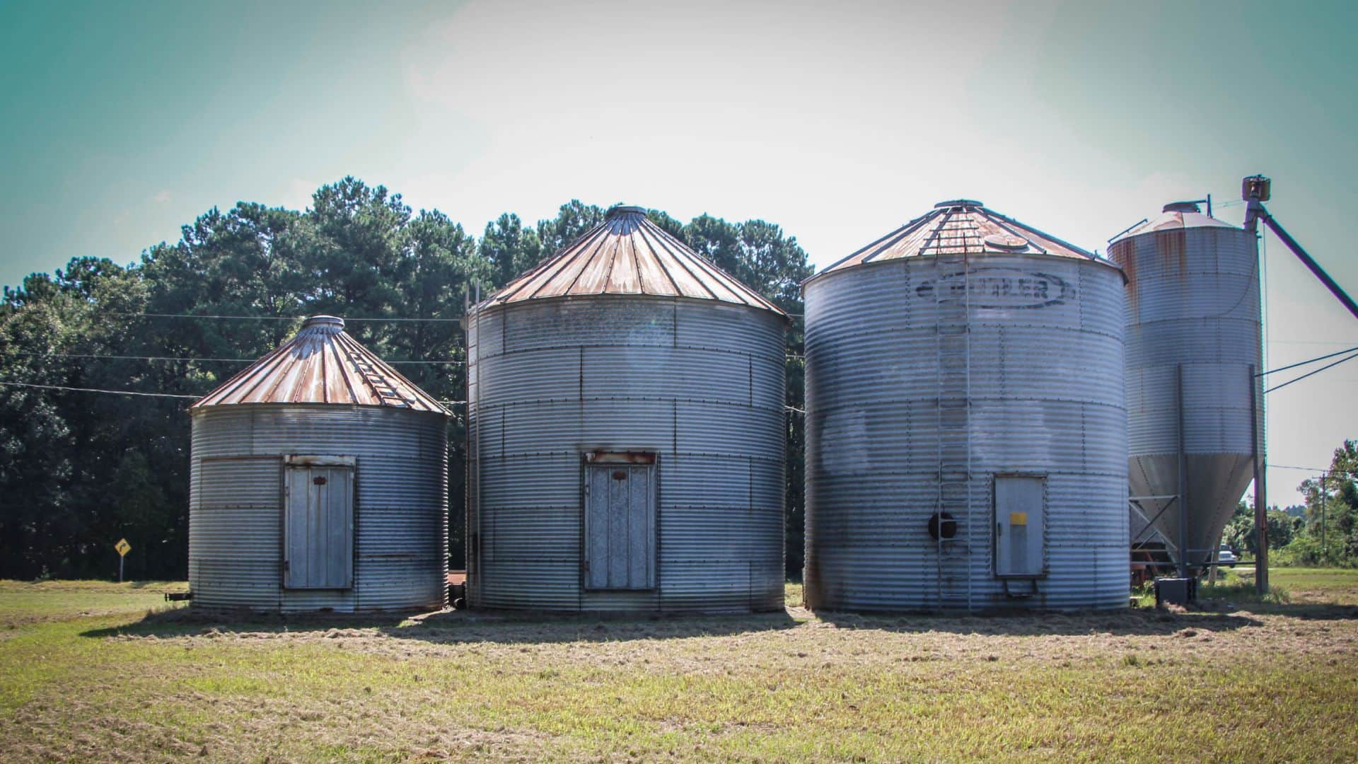 Man lives in a grain silo for just 105 rupees turned it into a tiny house bizarre news