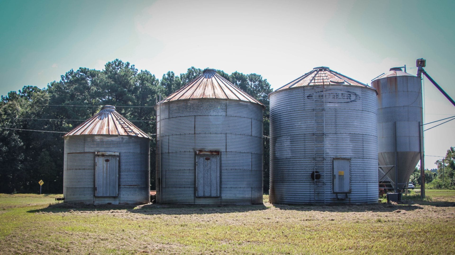 Man lives in a grain silo for just 105 rupees turned it into a tiny house bizarre news