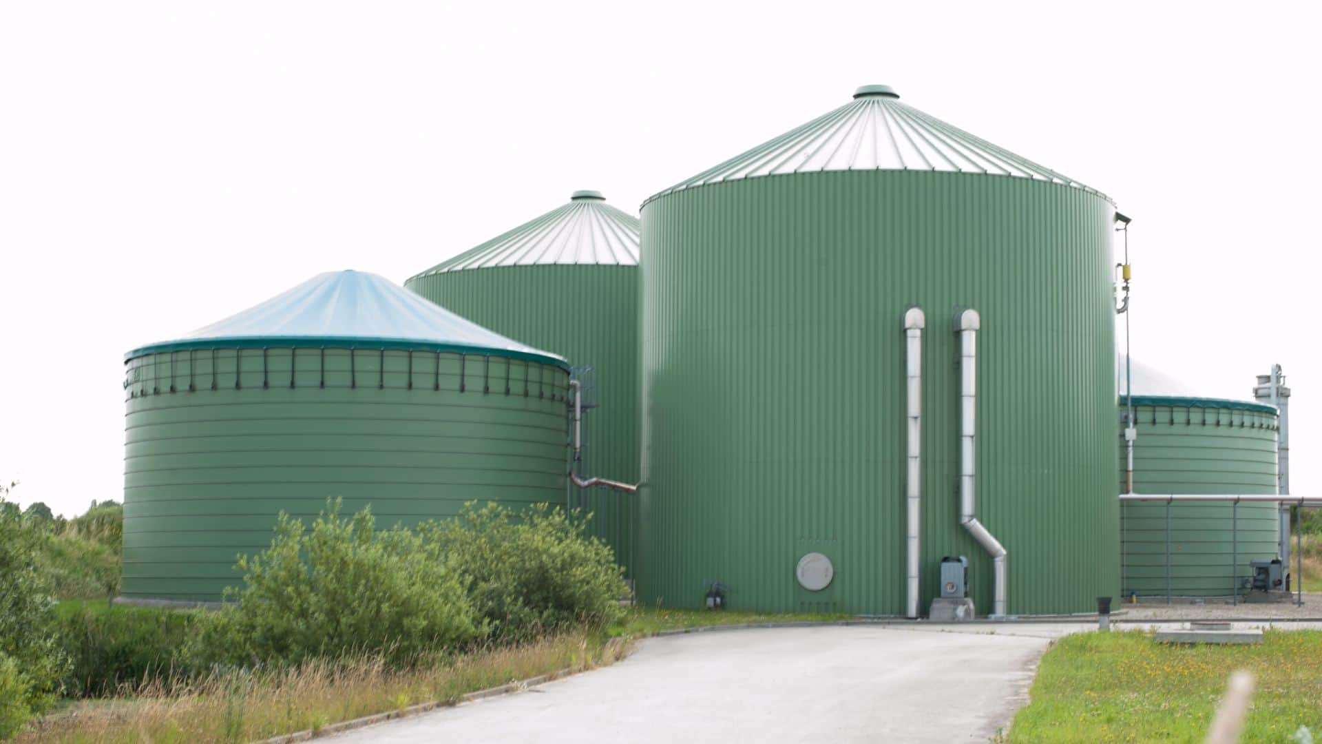 Man lives in a grain silo for just 105 rupees turned it into a tiny house bizarre news