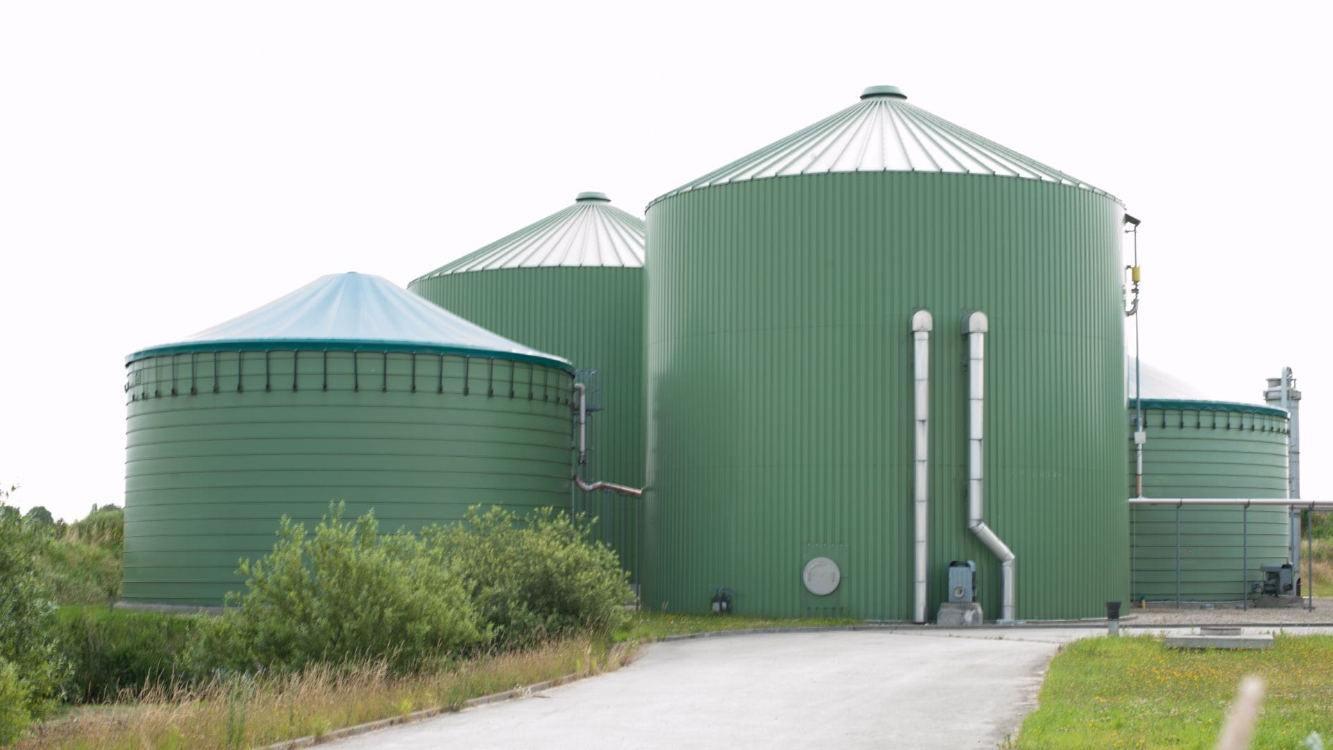 Man lives in a grain silo for just 105 rupees turned it into a tiny house bizarre news