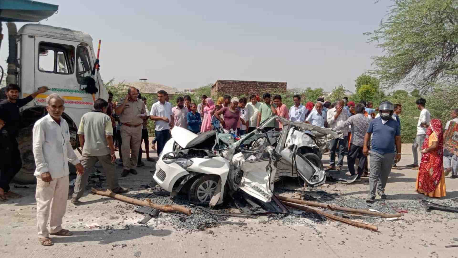 हादसे के बाद बुरी तरह क्षतिग्रस्त हुई कार।