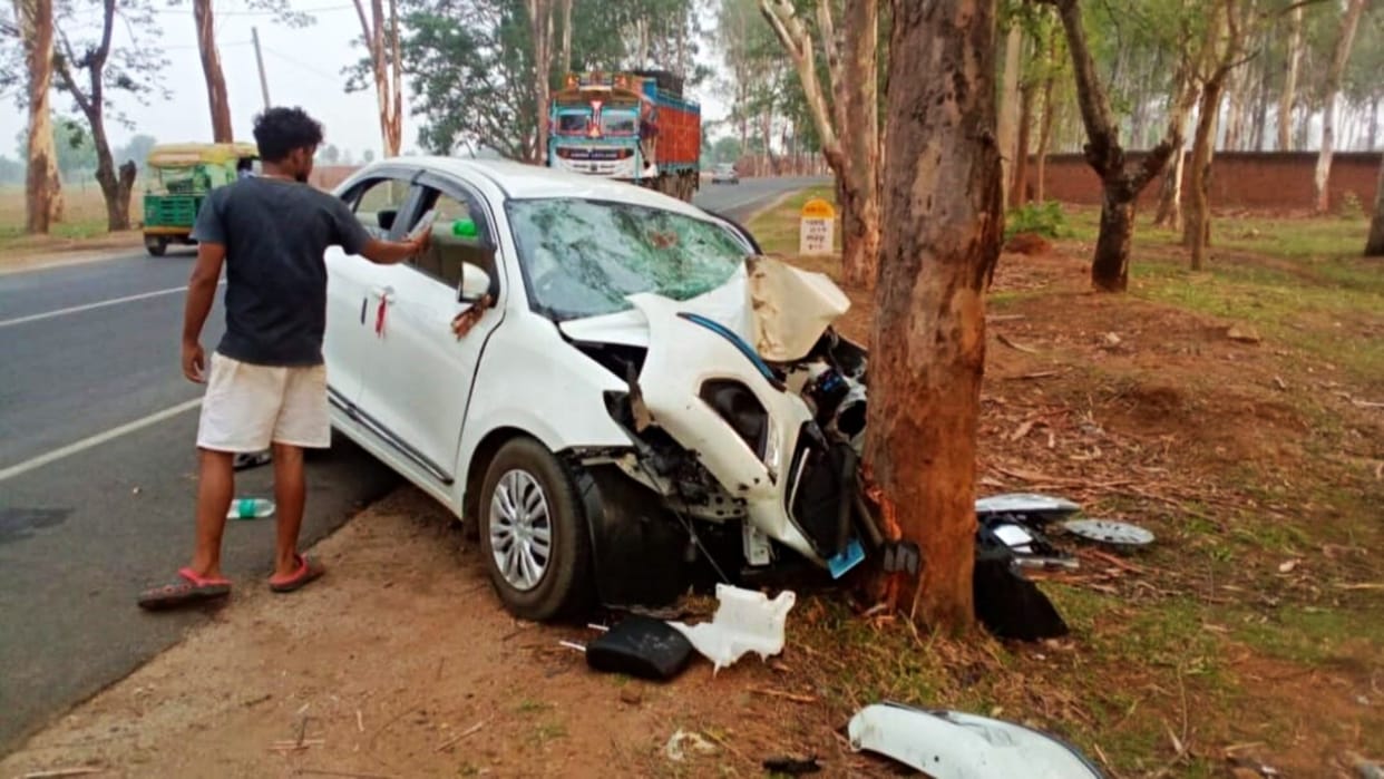 Jamui: Car collided badly with a tree on roadside, an elderly woman along with twin siblings died