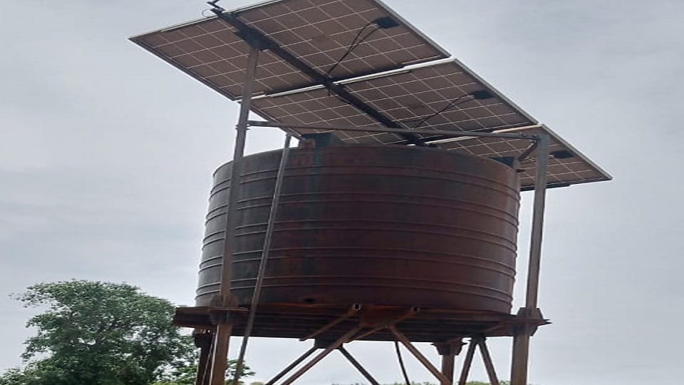 Villagers forced to drink Jharia water officers also took away solar motor pump in Jagdalpur