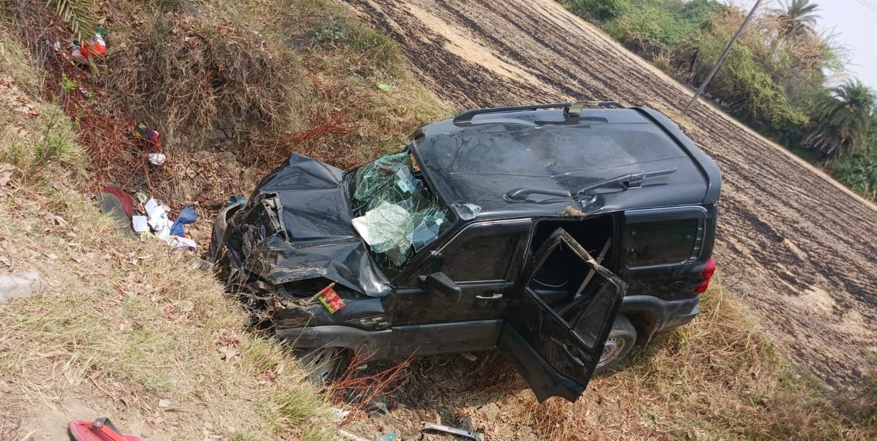 SP leaders car collides with electricity pole, accident occurs while trying to save tractor, six injured