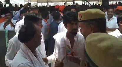 हमीरपुर में पीएम मोदी: बोले- कांग्रेस आपका आरक्षण खत्म करना चाहती है, फतेहपुर में पुलिस से भिड़ा कार्यकर्ता UP Lok Sabha Election 2024 Live PM Modi to address Public Meeting in Fatehpur and Hamirpur Uttar Pradesh News