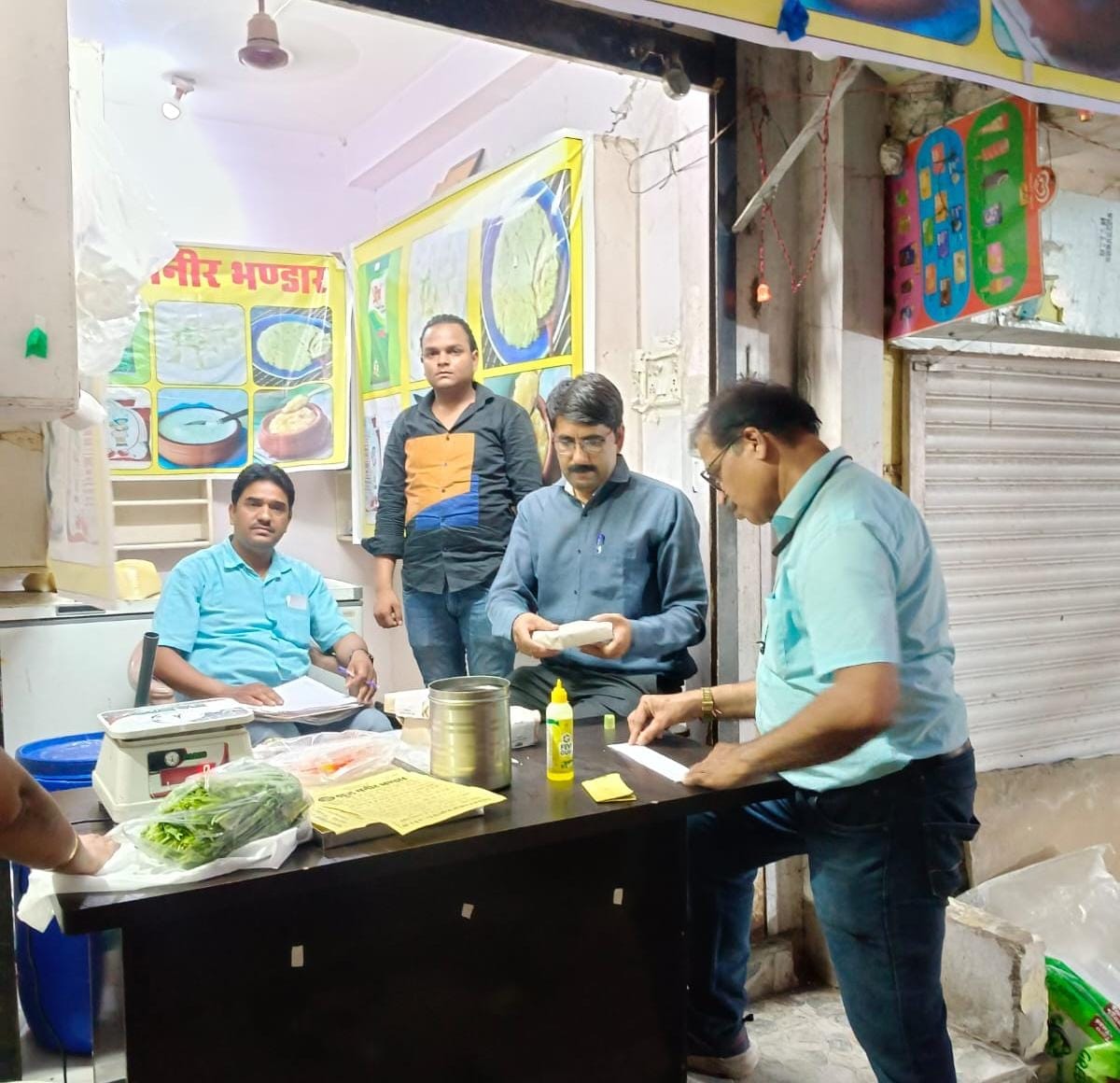 MP News: Two kg ghee for Rs 750, 250-250 grams of cheese and peas free, shop sealed, 80 kg ghee and cheese sei