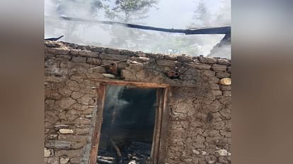 Fire broke out in a cowshed, a man burnt alive while saving the cattle, accident happened in Jogindernagar