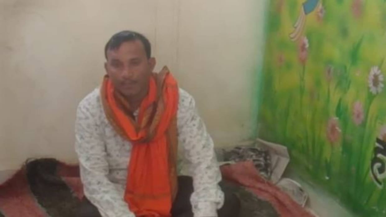 Niwari News Employment assistant arrested in Prithvipur while taking bribe of Rs 5000