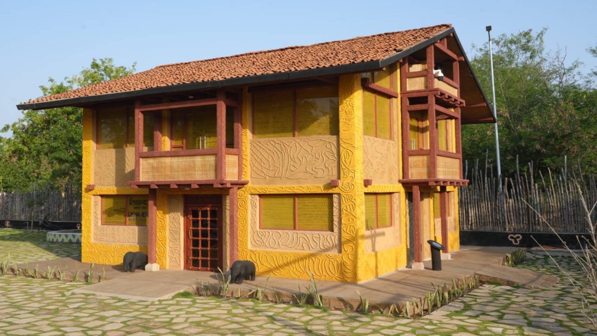 MP News Tribal village built in Khajuraho becomes center of attraction for tourists see photos