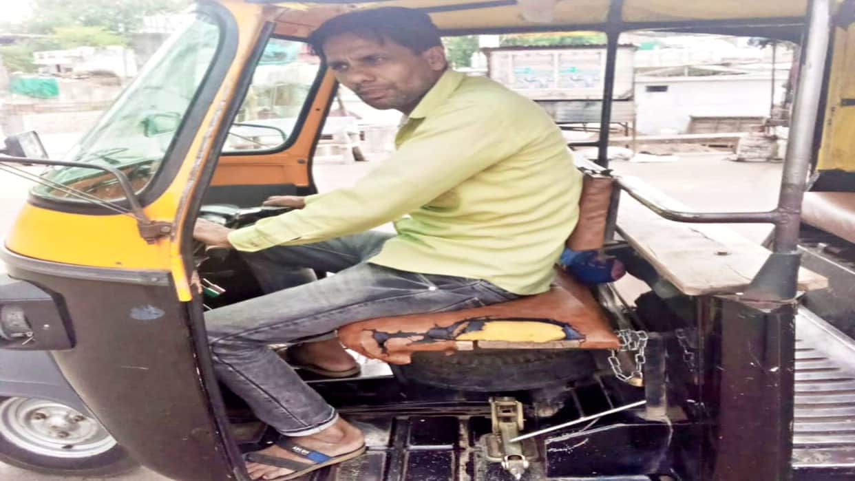 Rajgarh News This auto driver of Rajgarh is no less than public representatives