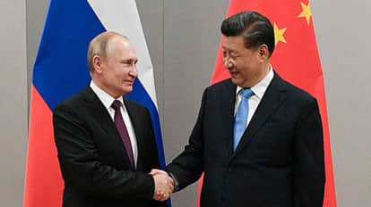 रूसी राष्ट्रपति व्लादिमीर पुतिन से मिलते हुए चीनी राष्ट्रपति शी जिनपिंग।