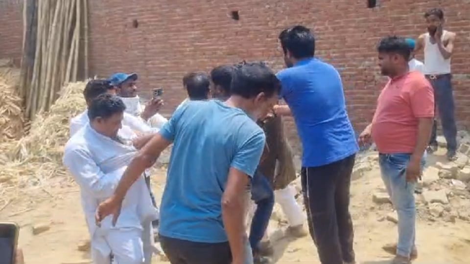 fight between two Samdhi one person's hand was broken son-in-law was also beaten up