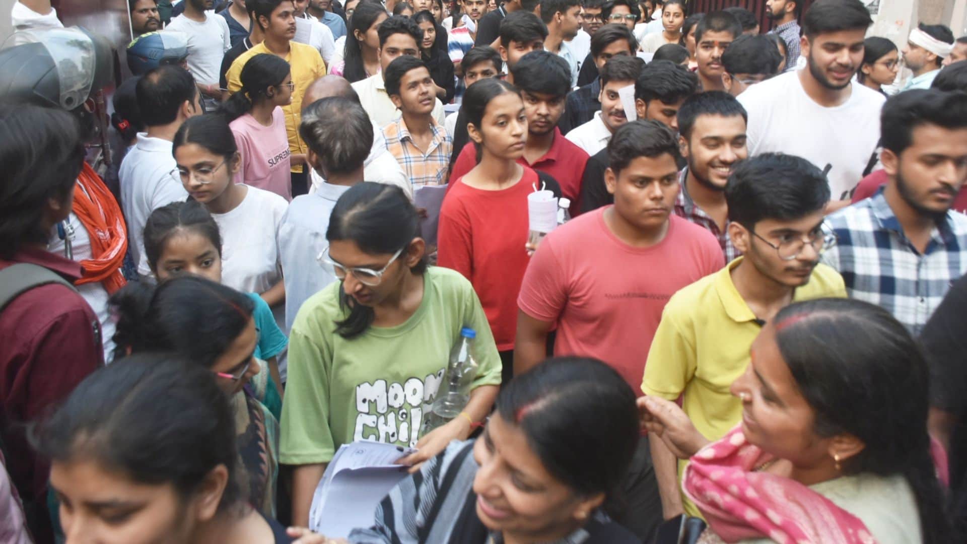 परीक्षा केंद्र से बाहर निकलते अभ्यर्थी।