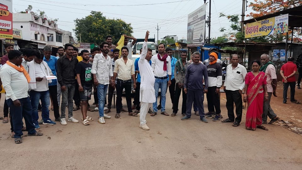 Villagers are in trouble due to drinking water crisis main pipeline is damaged in Durg