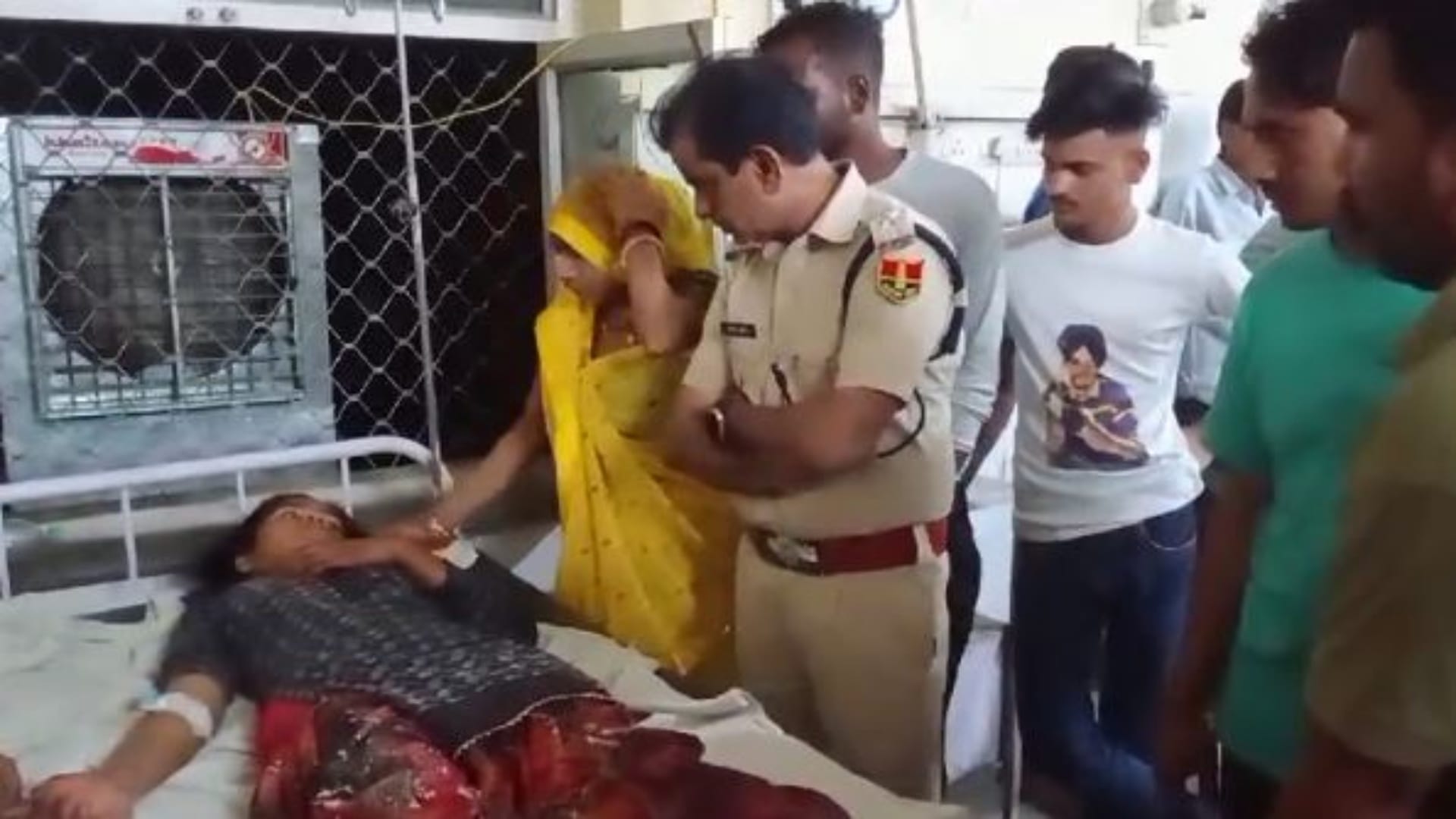 घायल लड़की से पूछताछ करते अधिकारी