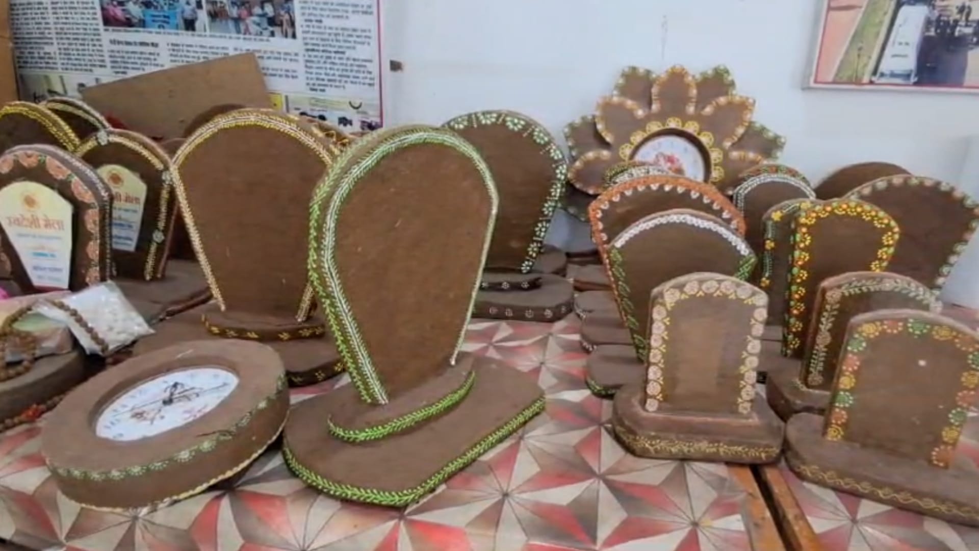 Sagar News: Women in Sagar are making beautiful watches and mementos from cow dung, more than 3000 benefited
