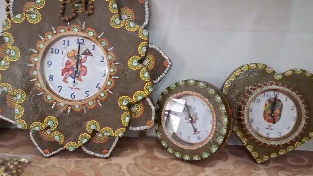 Sagar News: Women in Sagar are making beautiful watches and mementos from cow dung, more than 3000 benefited