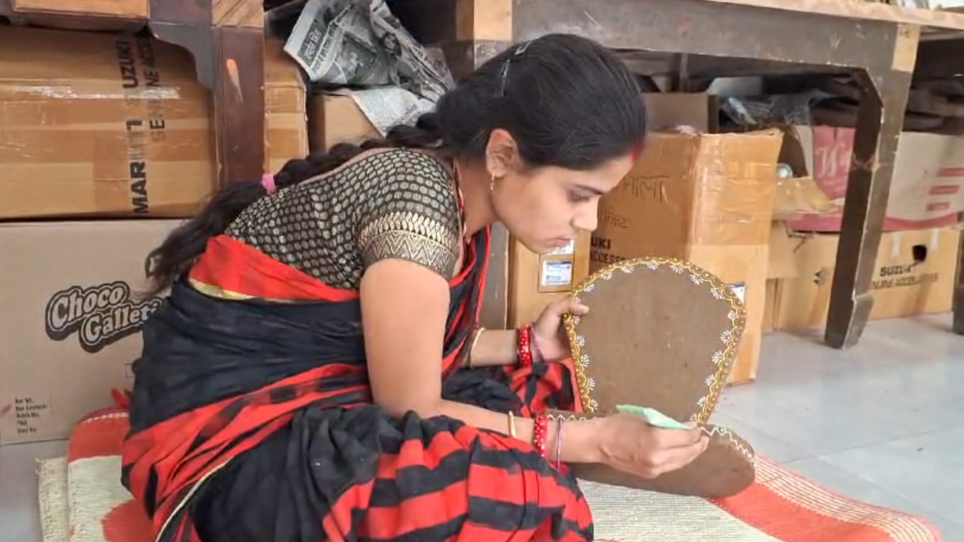 Sagar News: Women in Sagar are making beautiful watches and mementos from cow dung, more than 3000 benefited