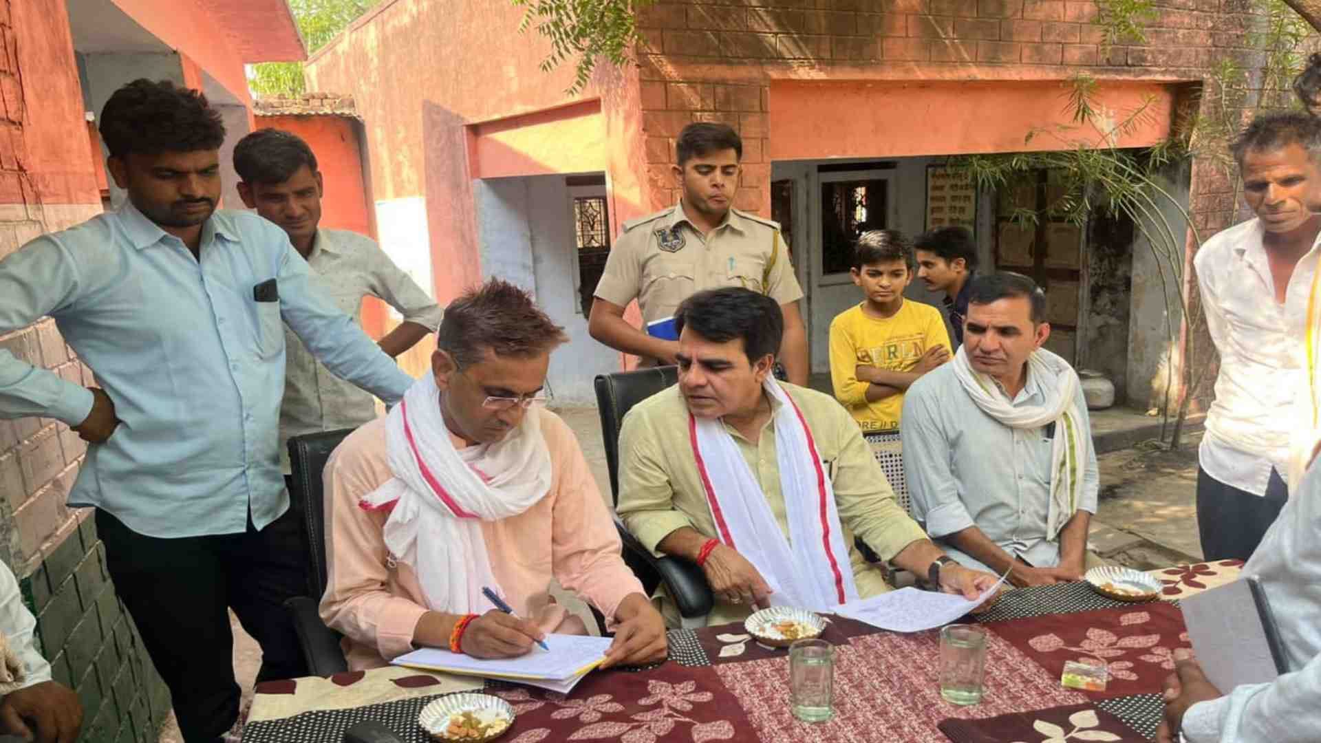 समस्याएं सुनते विधायक राजेंद्र प्रधान।