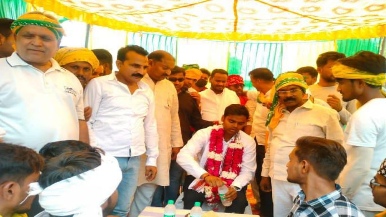 Rajabhaiya's supporters came out openly in support of SP candidate, raised slogans loudly