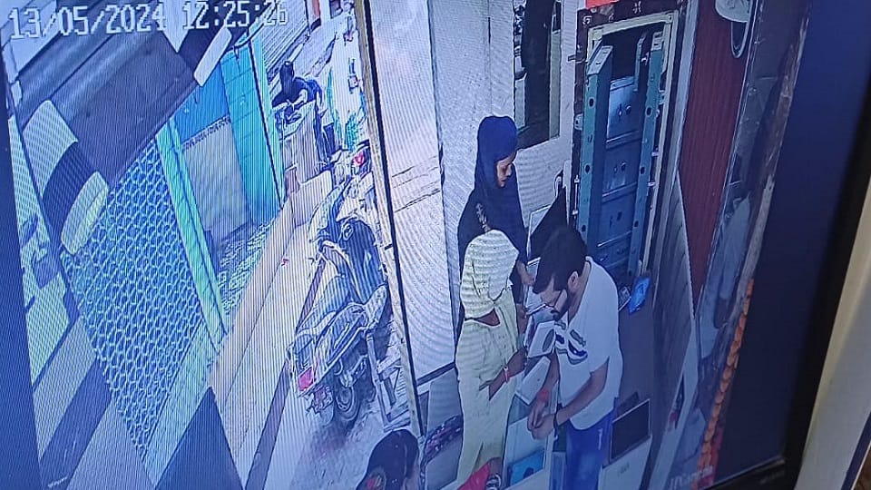 Women took away jewelery worth lakhs from jeweller house