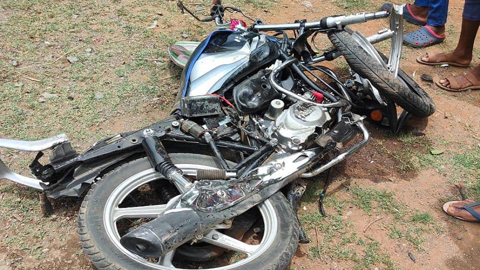 Father returning home after getting his son admission dies in a road accident in Jagdalpur