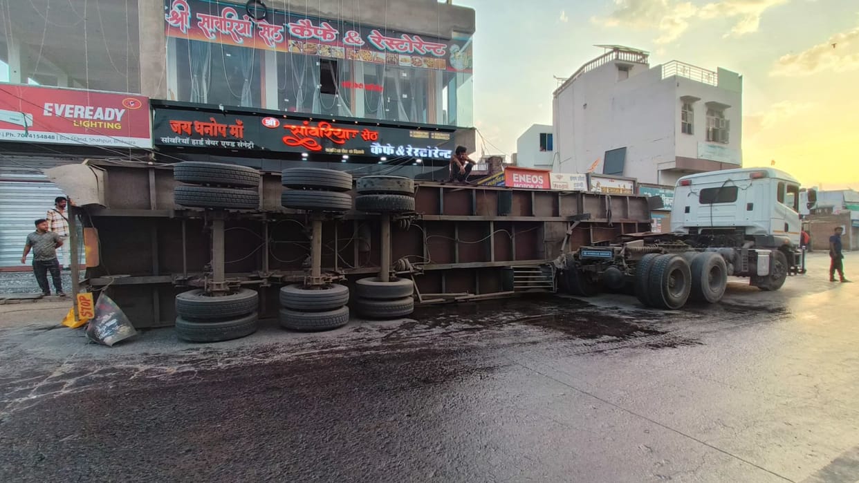Diesel spread on road due to overturning of trailer filled with edible oil in Shahpura