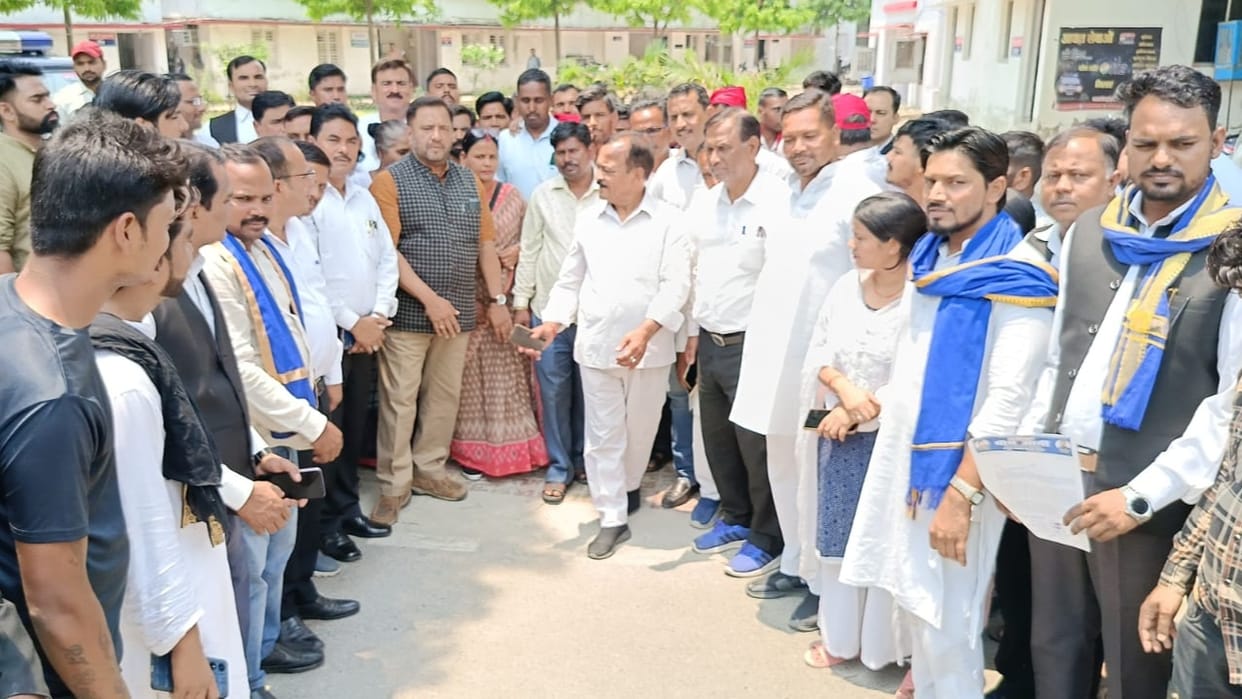 samajwadi party leaders met DM SSP in case of man assaulted by home guards in Bareilly