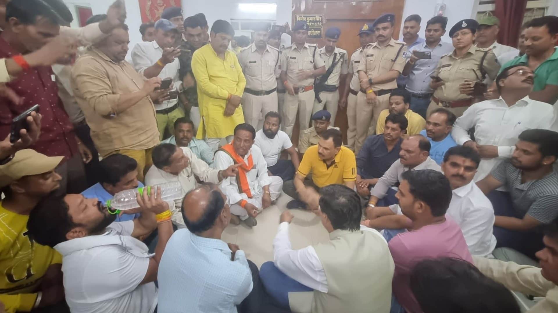 धरने पर बैठे विधायक