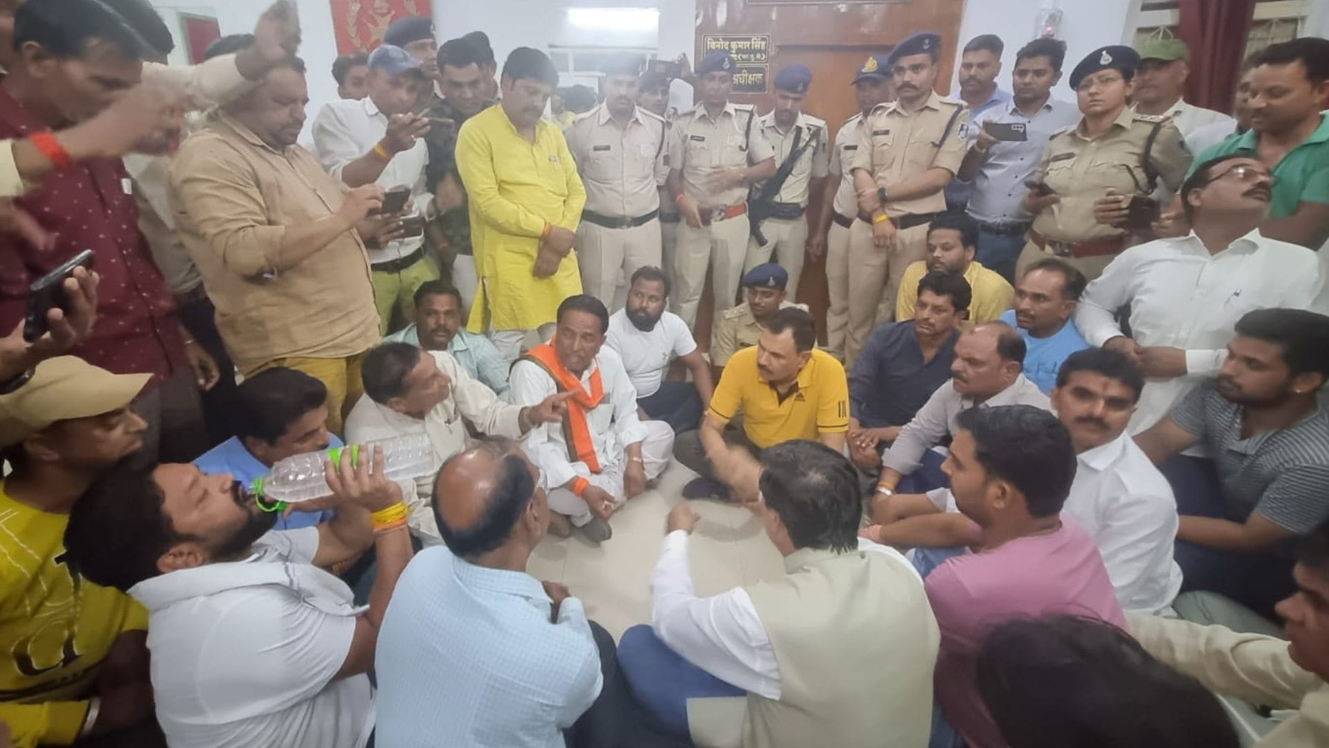 धरने पर बैठे विधायक