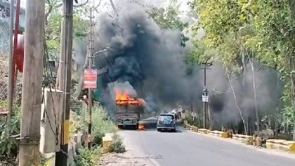 Uttarakhand News: Canter caught fire near Ranibagh haldwani