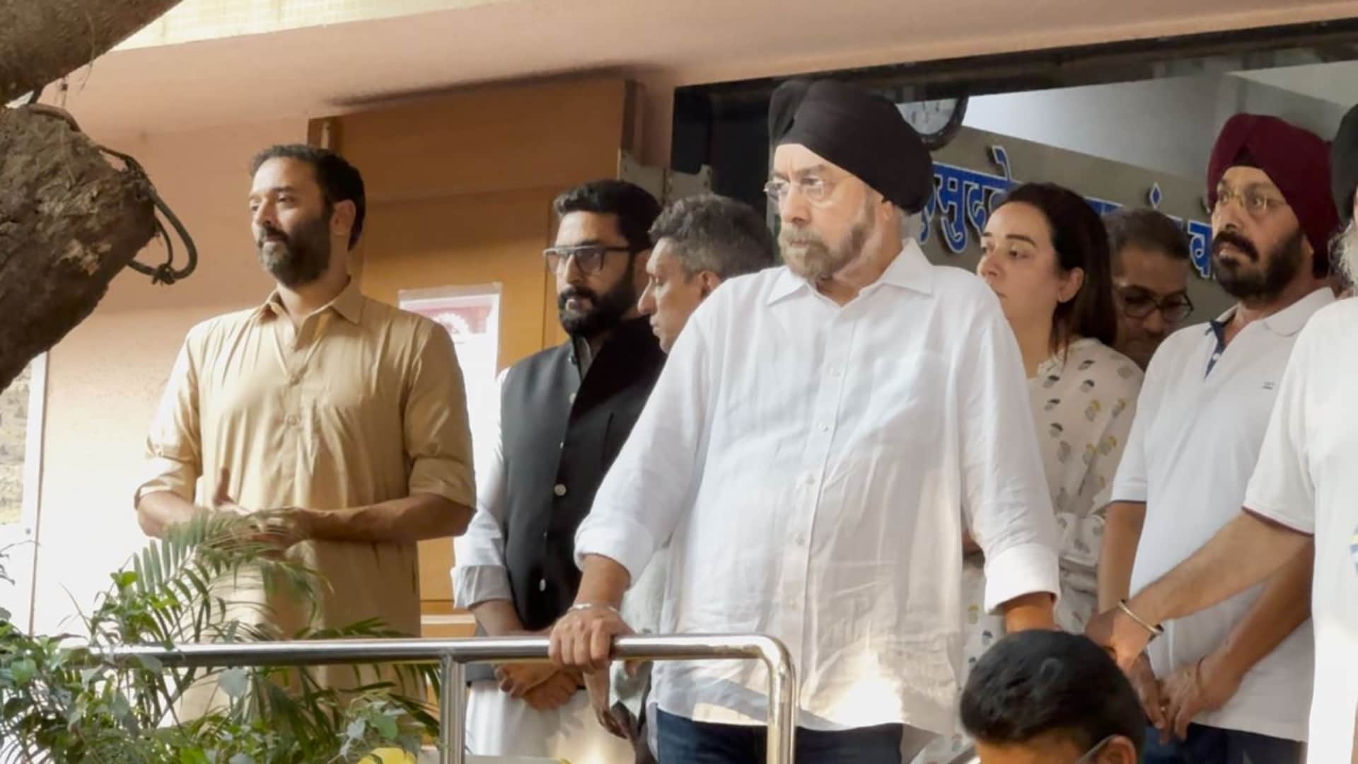 bollywood stars attended the funeral of Ritesh Sidhwani mother and consoled the family