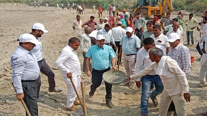 Amroha: Bagad river will be revived...Digging started in Agraula-Mangraula, DM and CDO took initiative