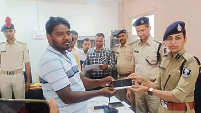 Bihar: Aurangabad Police's Operation Muskaan brought happiness on 34 faces after they found their lost mobiles