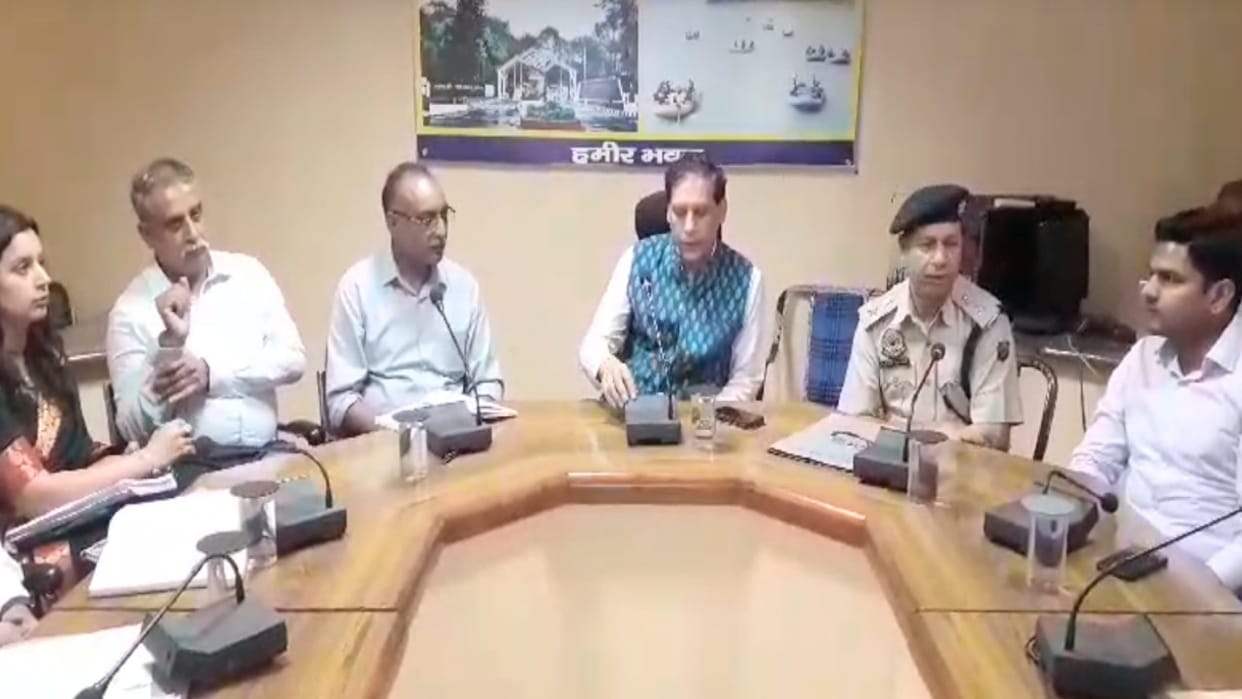 cs Prabodh Saxena reviewed the election arrangements in Hamirpur