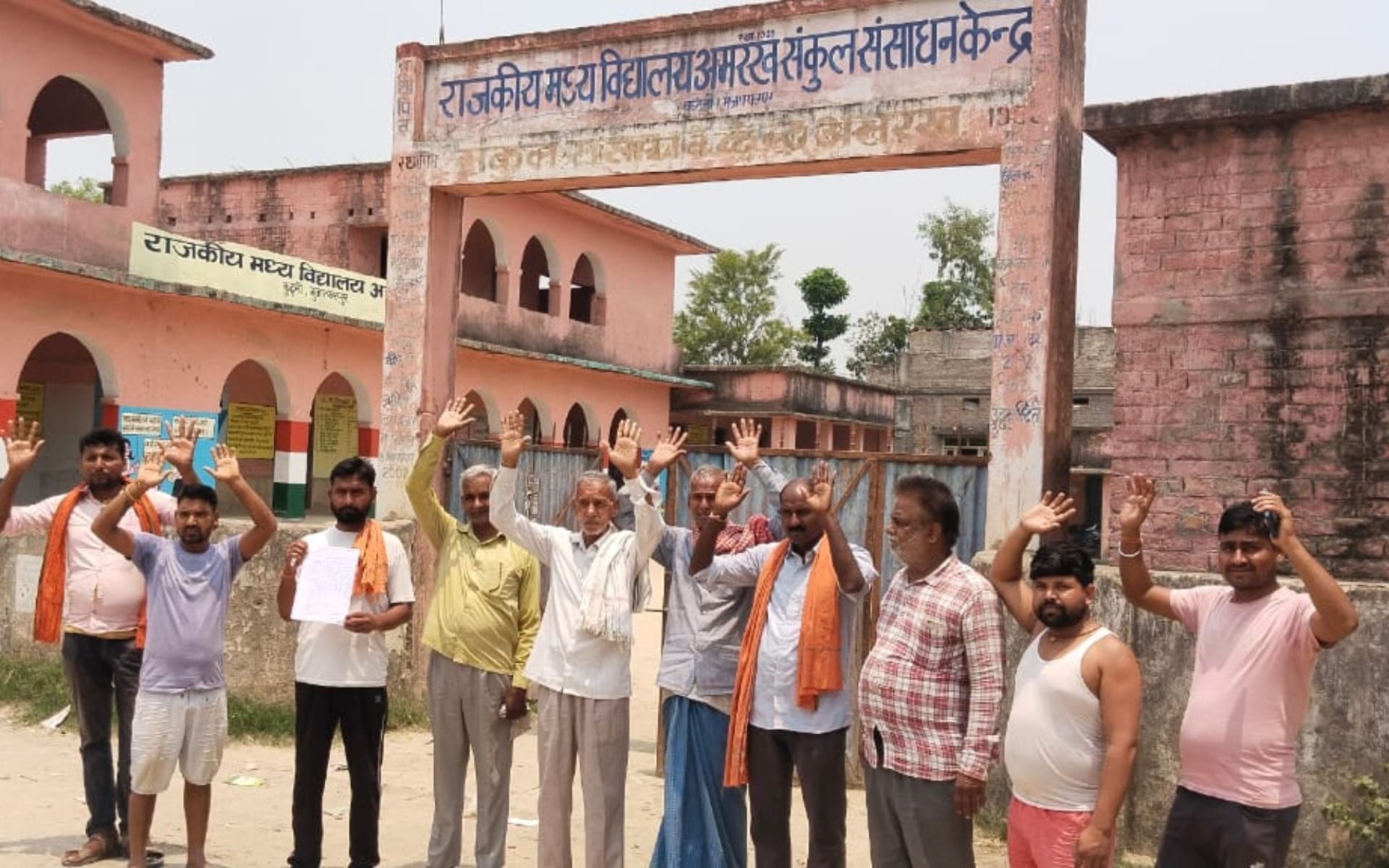 शिक्षक के खिलाफ भड़के ग्रामीण।
